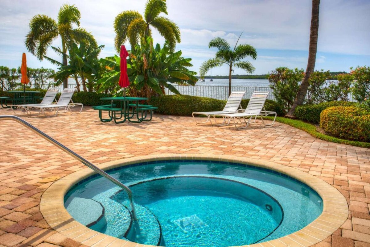 Pet Friendly Waterview Resort Condo & Restaurant!