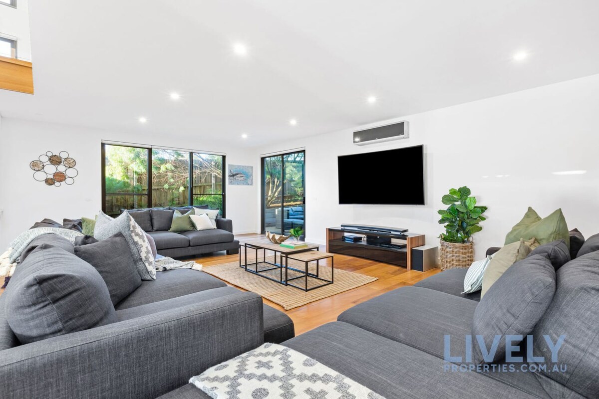 Living Room 2 - Extremely large Smart TV with Netflix, Foxtel and Soundbar