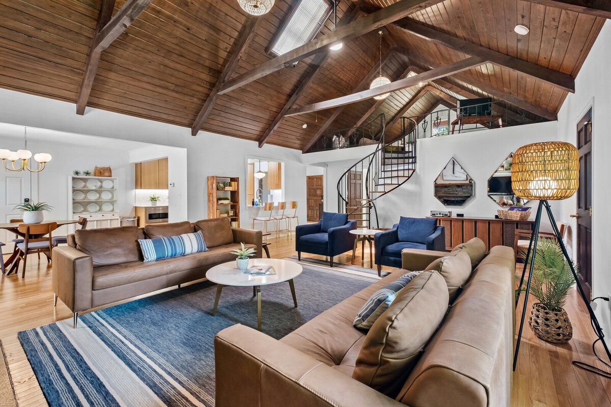 Sunny Chalet - 1 block to Bentonville DT-Sleeps 10