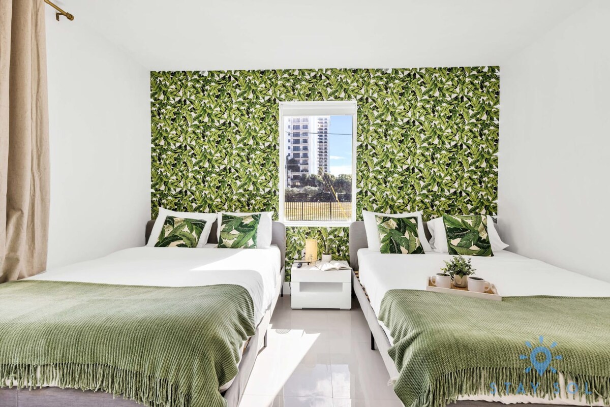 Step To Beach - 2BR - Bay View - Pool