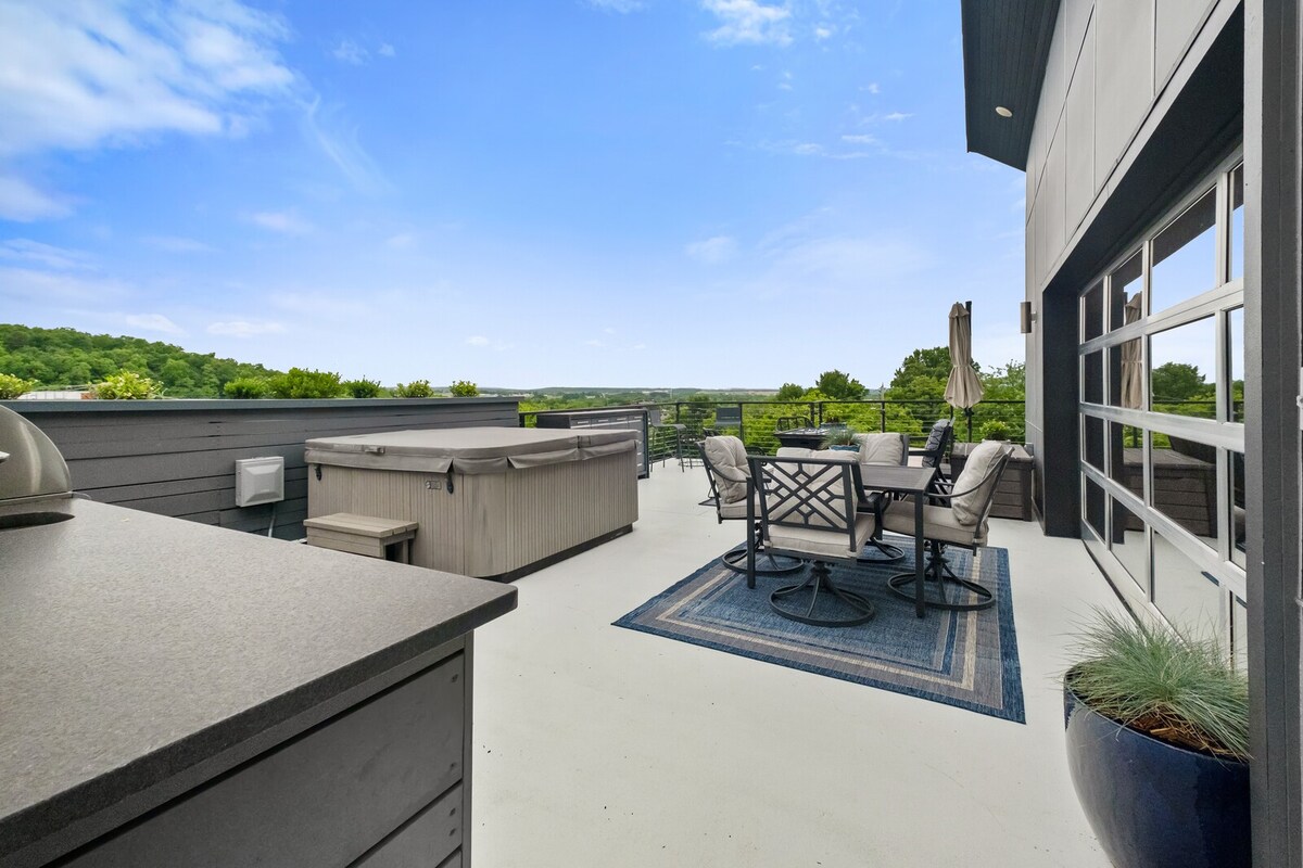 Fayetteview Rooftop Balcony Hot Tub 5 Min to DT