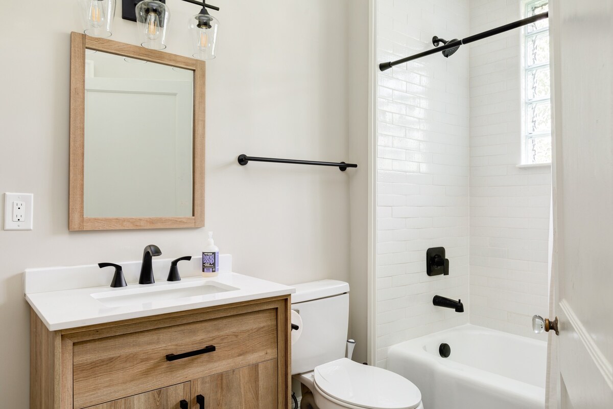 Adorable Home. Close to Everything. Great Location - Foto 29