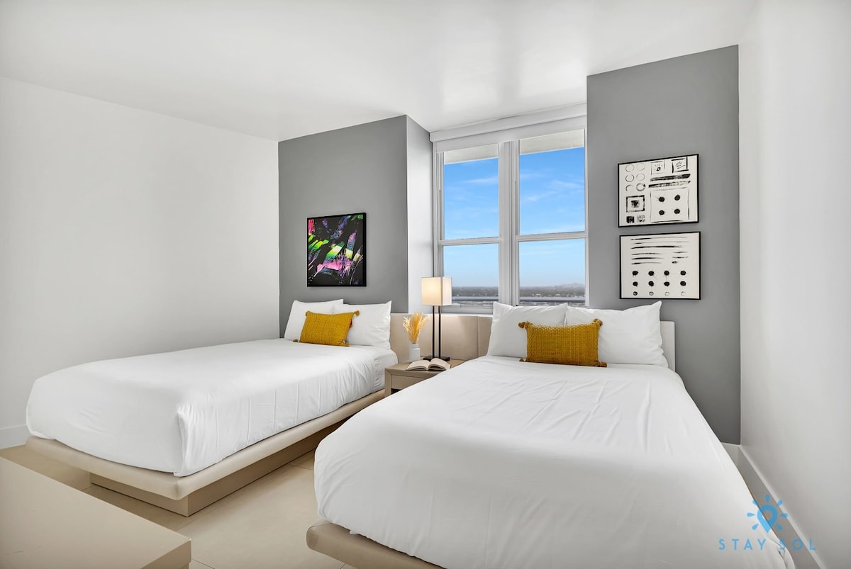 Luxury Hollywood Beachfront Condo w/ Pools & Gym
