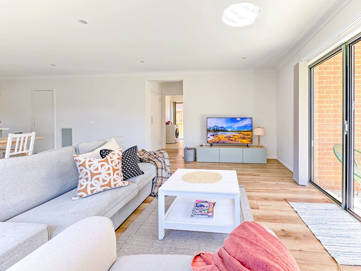 Modern Clyde House Smart TV*Dryer