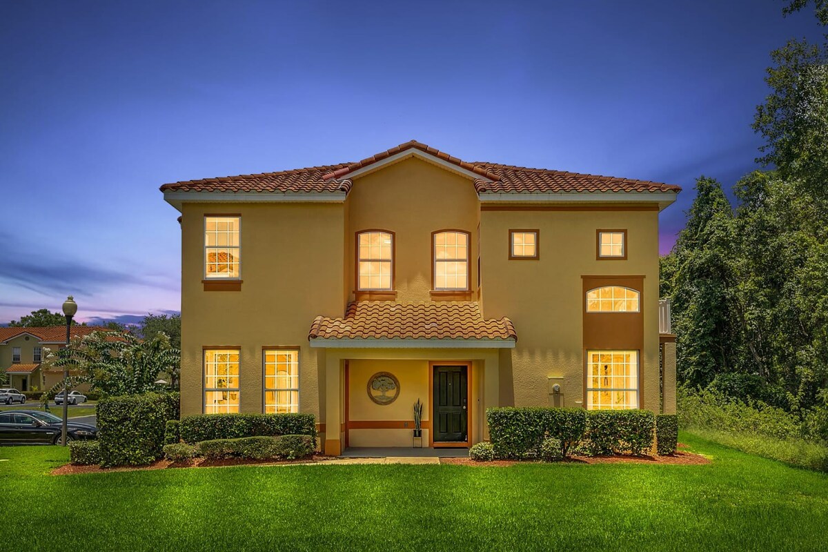 4BR family townhouse w/ pool & backyard  - Photo 9