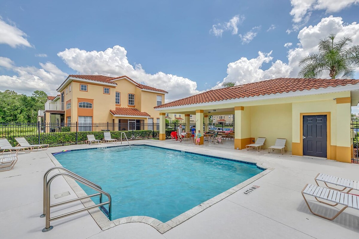 4BR family townhouse w/ pool & backyard  - Photo 5