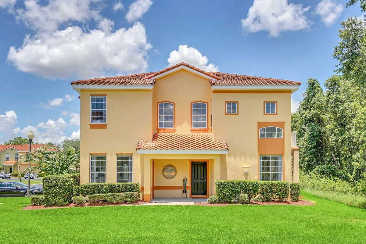 4BR family townhouse w/ pool & backyard  - Photo 10