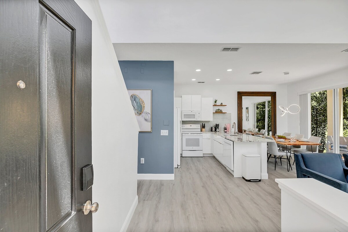 4BR family townhouse w/ pool & backyard  - Photo 11
