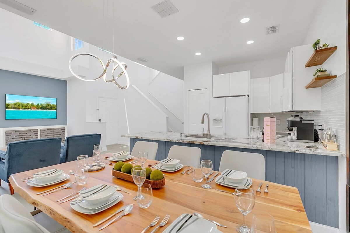 4BR family townhouse w/ pool & backyard  - Photo 21