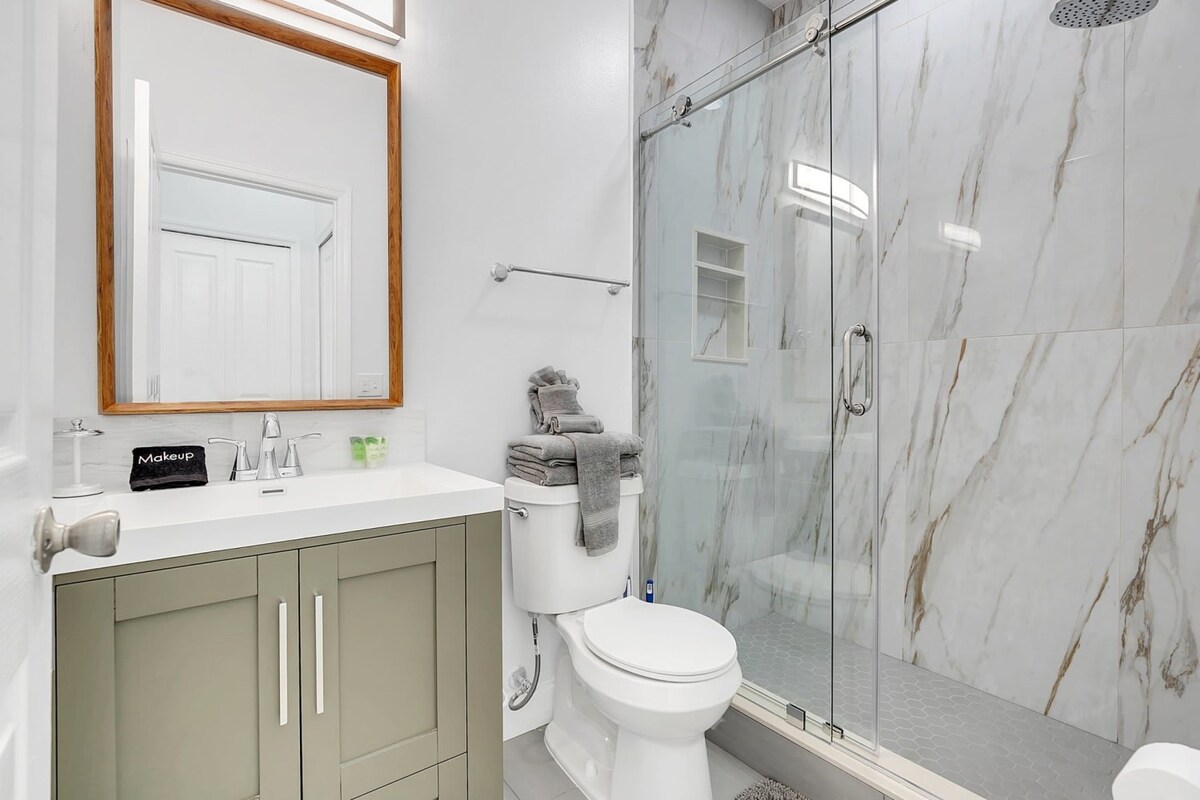 4BR family townhouse w/ pool & backyard  - Photo 25