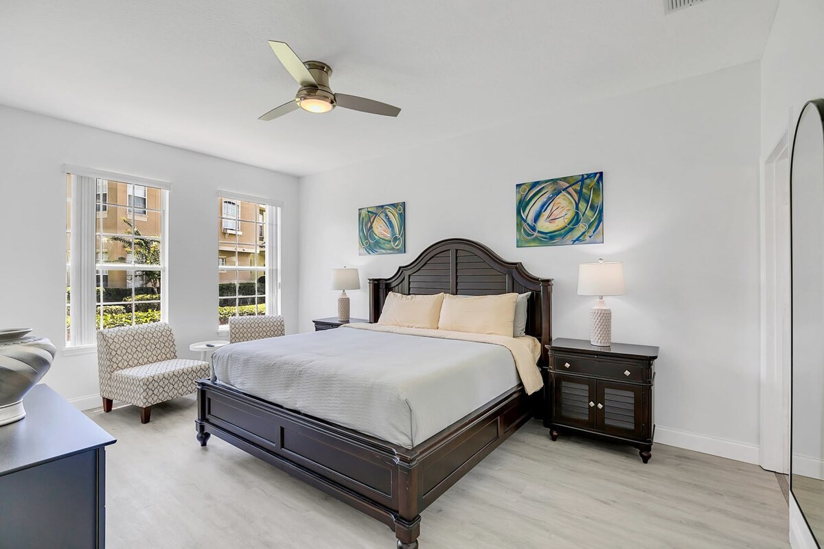 4BR family townhouse w/ pool & backyard  - Photo 27