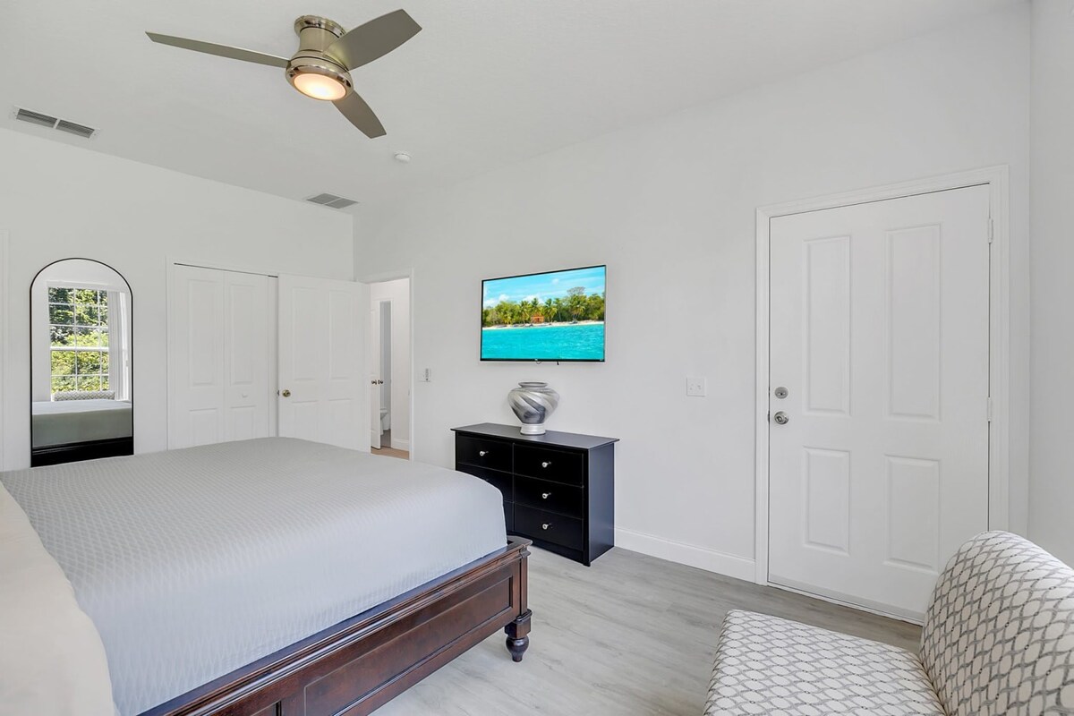 4BR family townhouse w/ pool & backyard  - Photo 28