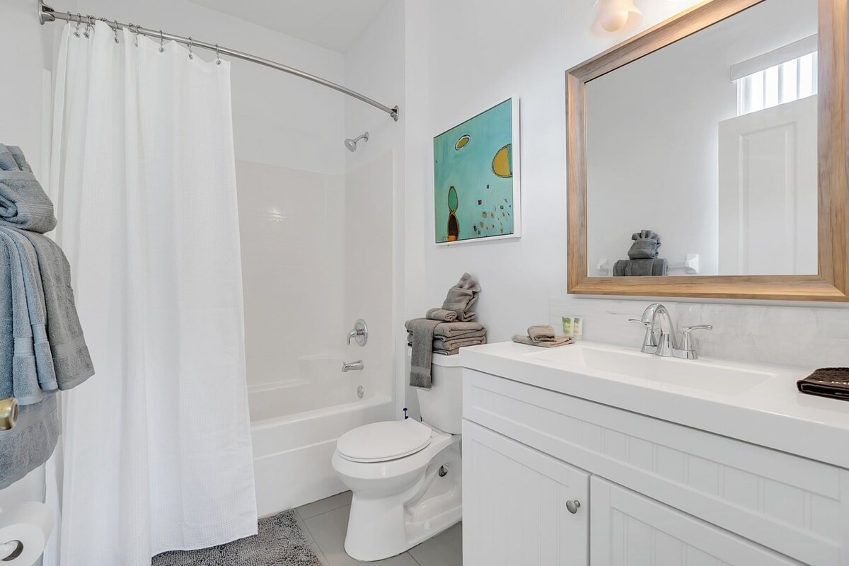 4BR family townhouse w/ pool & backyard  - Photo 30