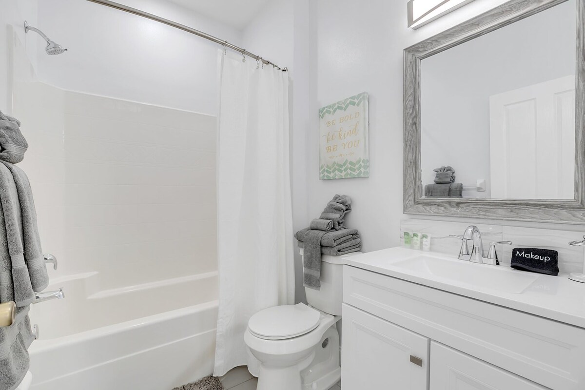 4BR family townhouse w/ pool & backyard  - Photo 33