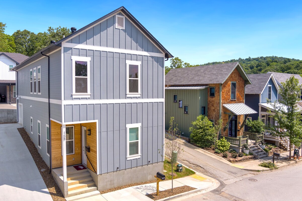 Hog Haus - 1/2 Mile to DT Fayetteville - Sleeps 8