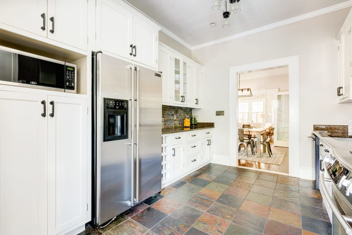 Excellent Home Near Uptown, Walk to Shops & Dining