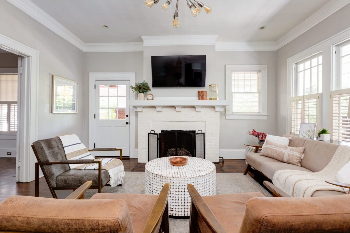 Excellent Home Near Uptown, Walk to Shops & Dining
