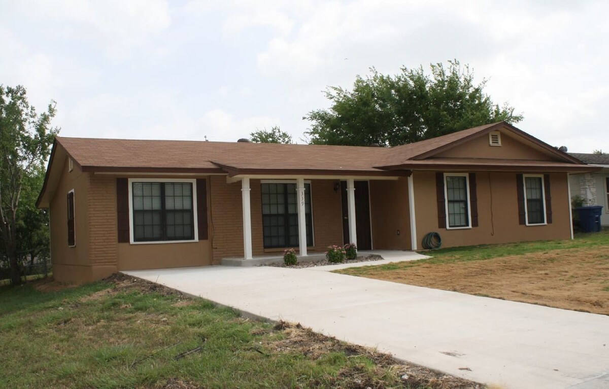 5Min to Lackland | Family-Friendly4BR w/Yard & W/D