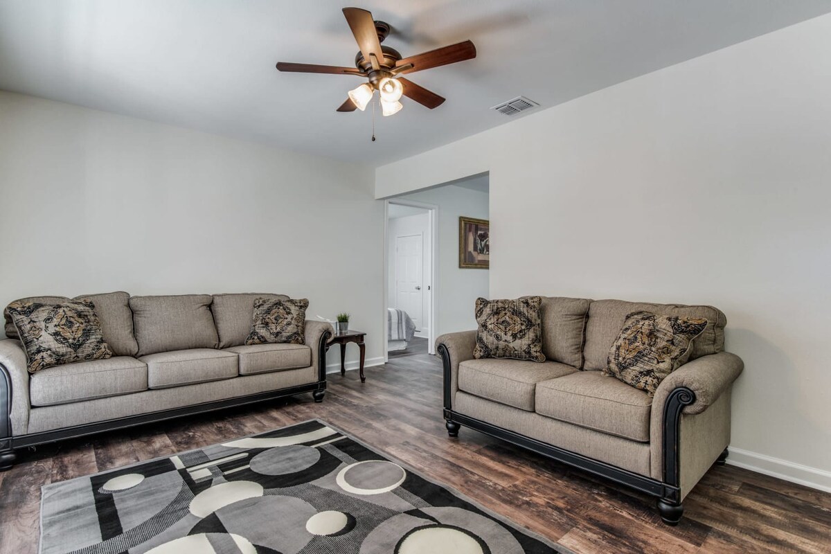 5Min to Lackland | Family-Friendly4BR w/Yard & W/D