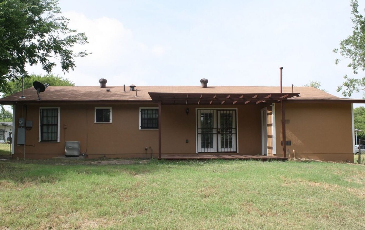 5Min to Lackland | Family-Friendly4BR w/Yard & W/D