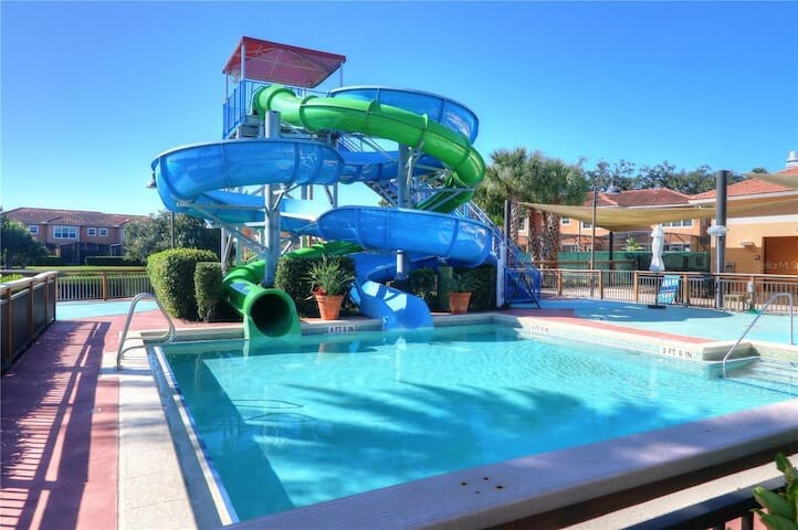 4BR themed retreat w/ resort access