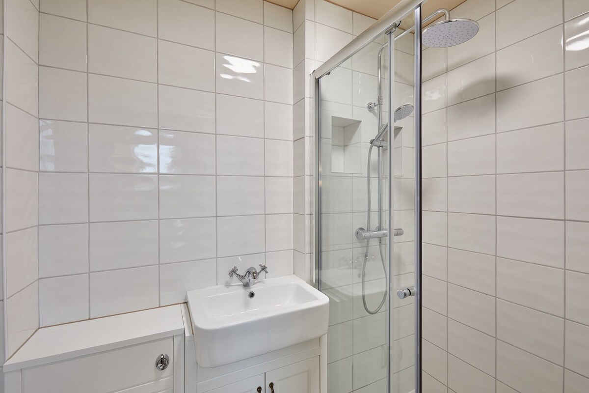 Full Bathroom 2