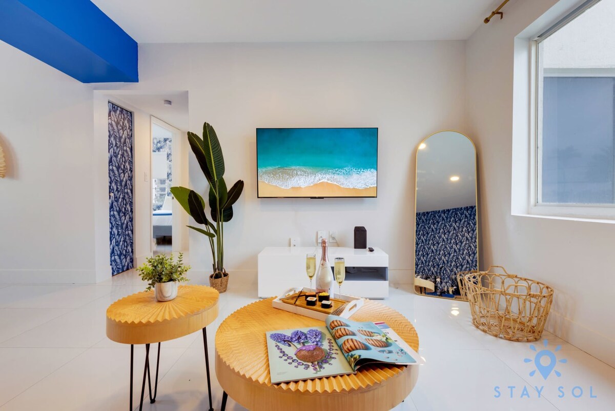 Cozy Apt: Bay View + Pool | Step To Beach