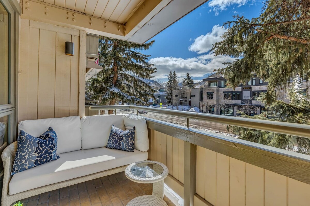 Center of Aspen 2BR, 2BA with AC!