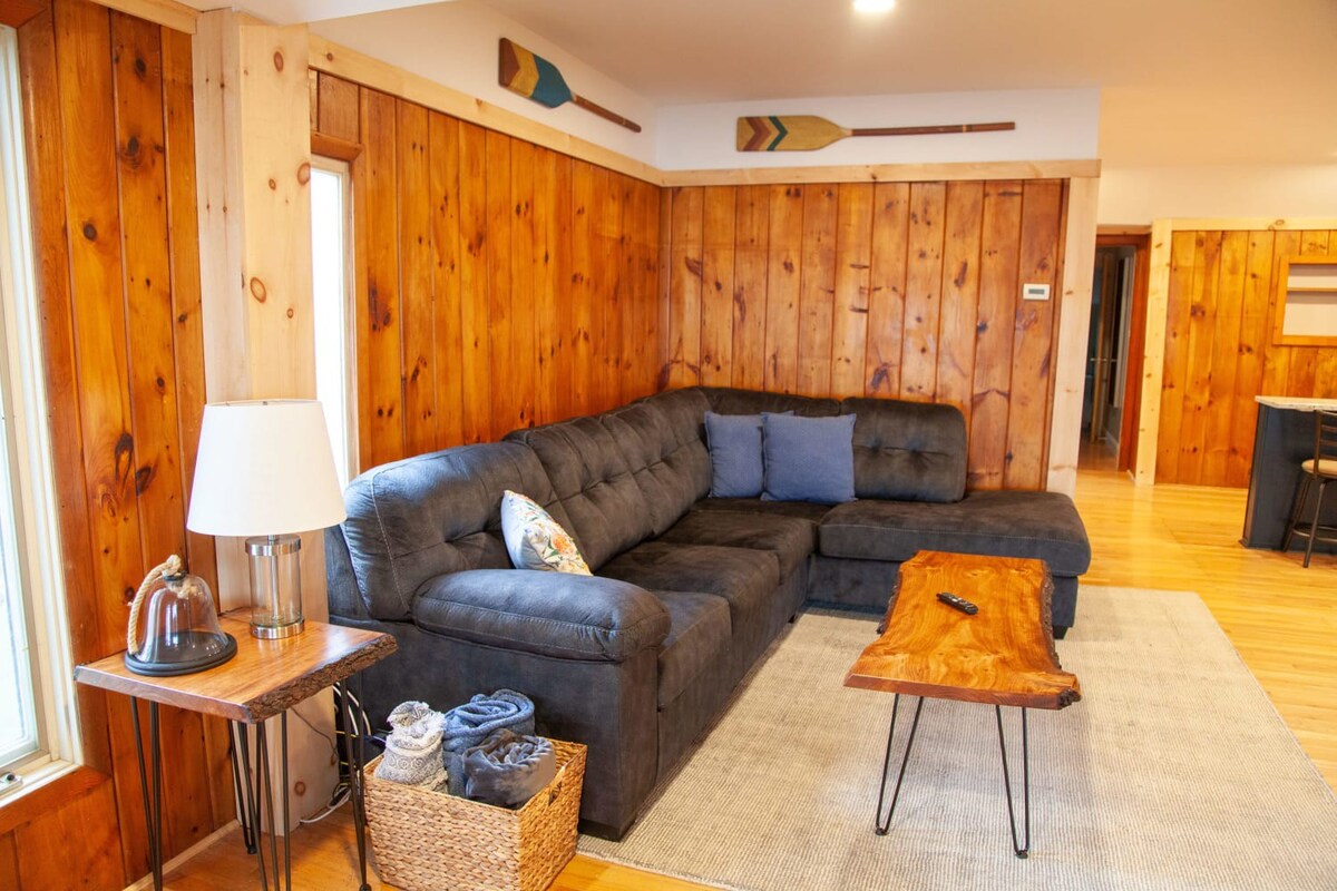 Lakefront Cottage: Dock & Fire Pit- Pet Friendly