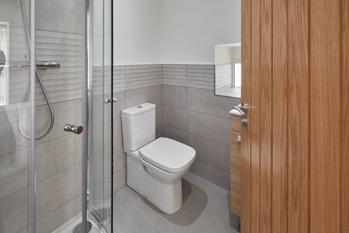 Full Bathroom 2