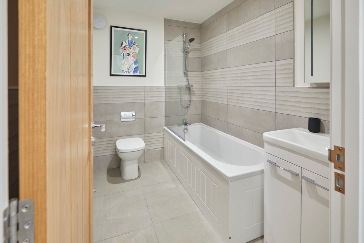 Full Bathroom 2