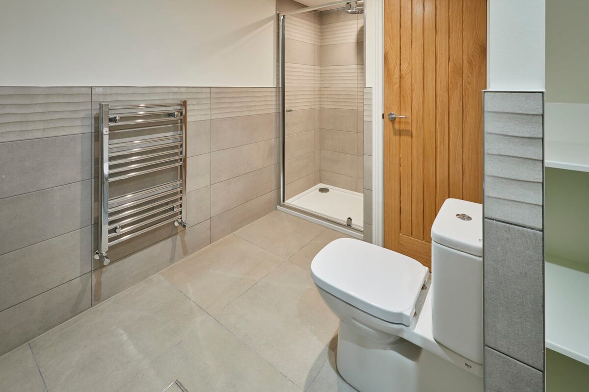 Full Bathroom 2
