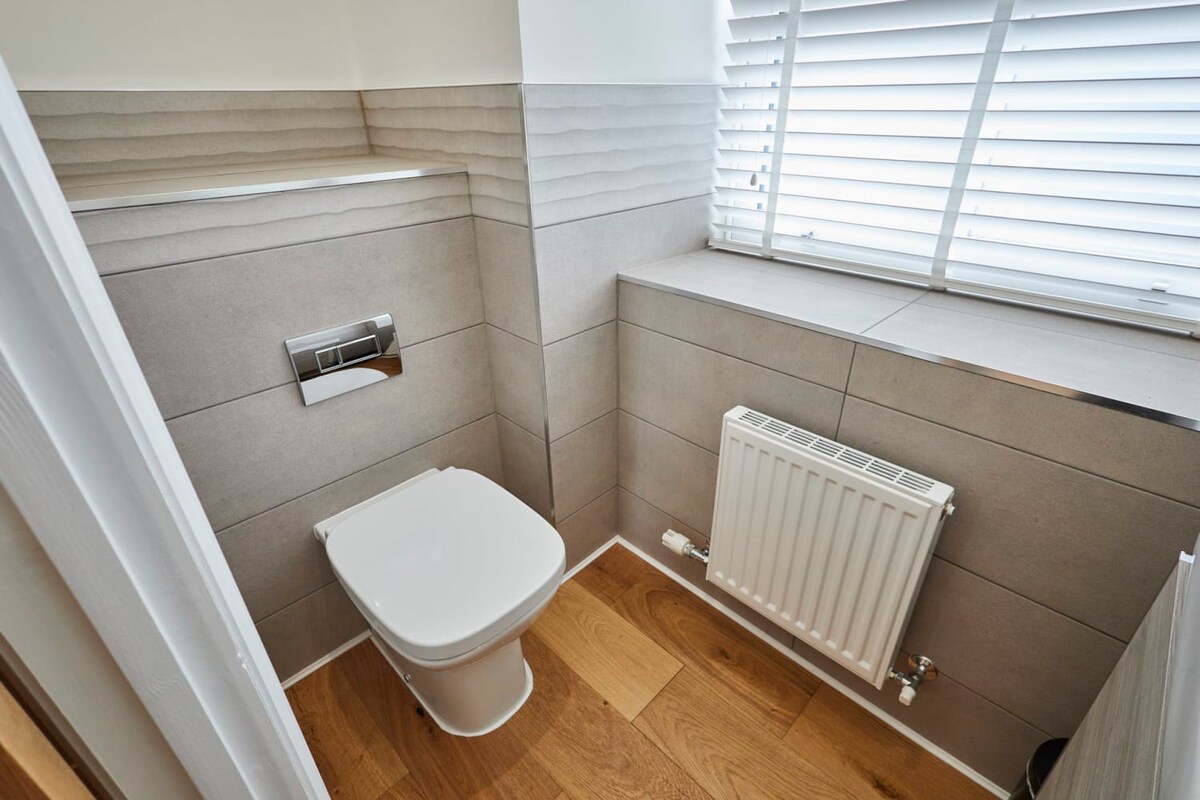 Full Bathroom 3