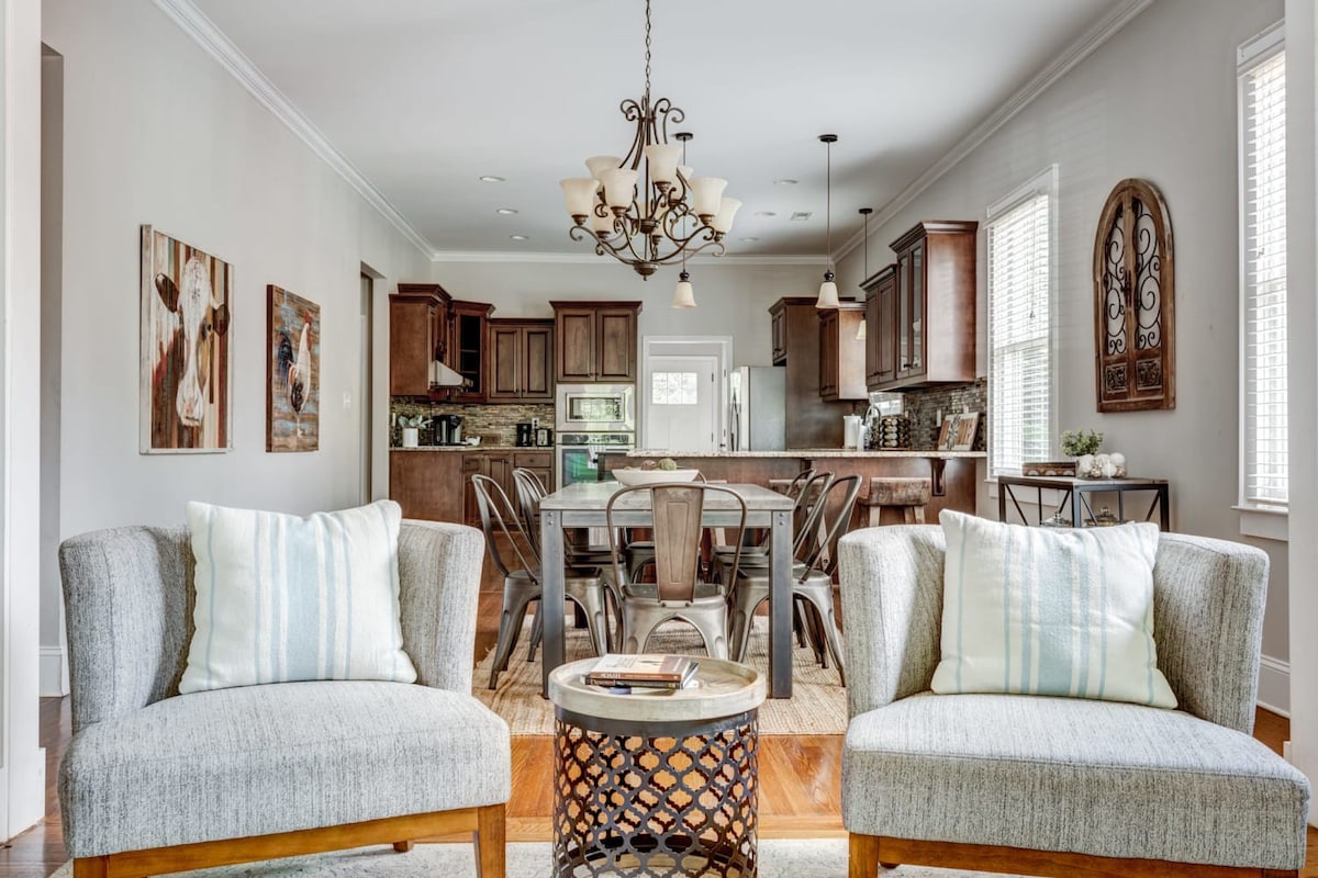 Lovely Home & Guest Suite. Walk to City & Stadium.