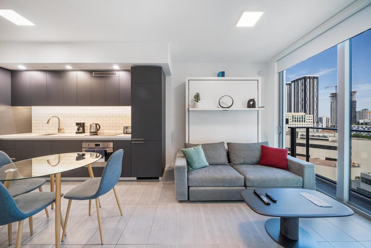 16th Floor Studio | High-Speed WiFi + Coworking Zone