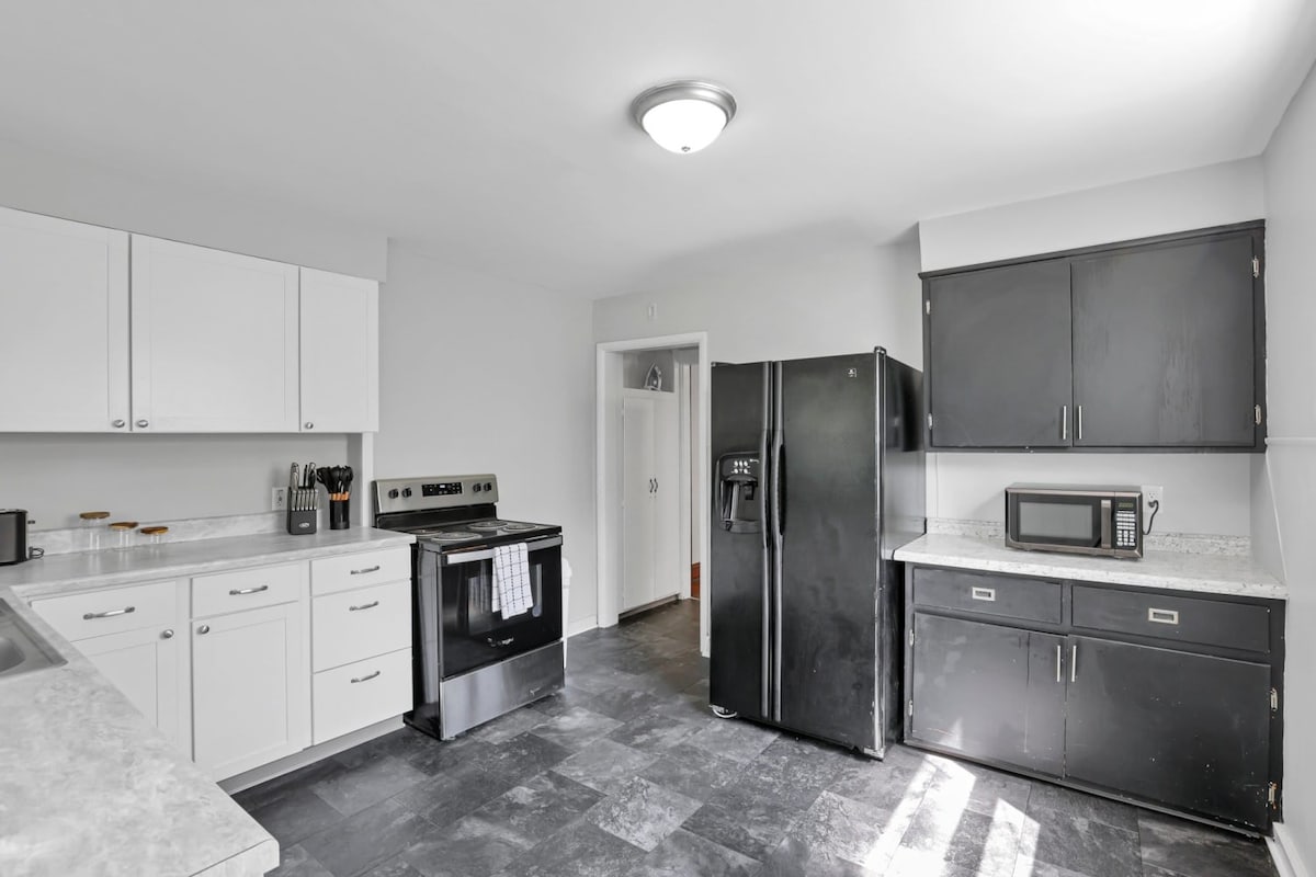 Bright Pet Friendly 3BR Home Near Children’s Hosp