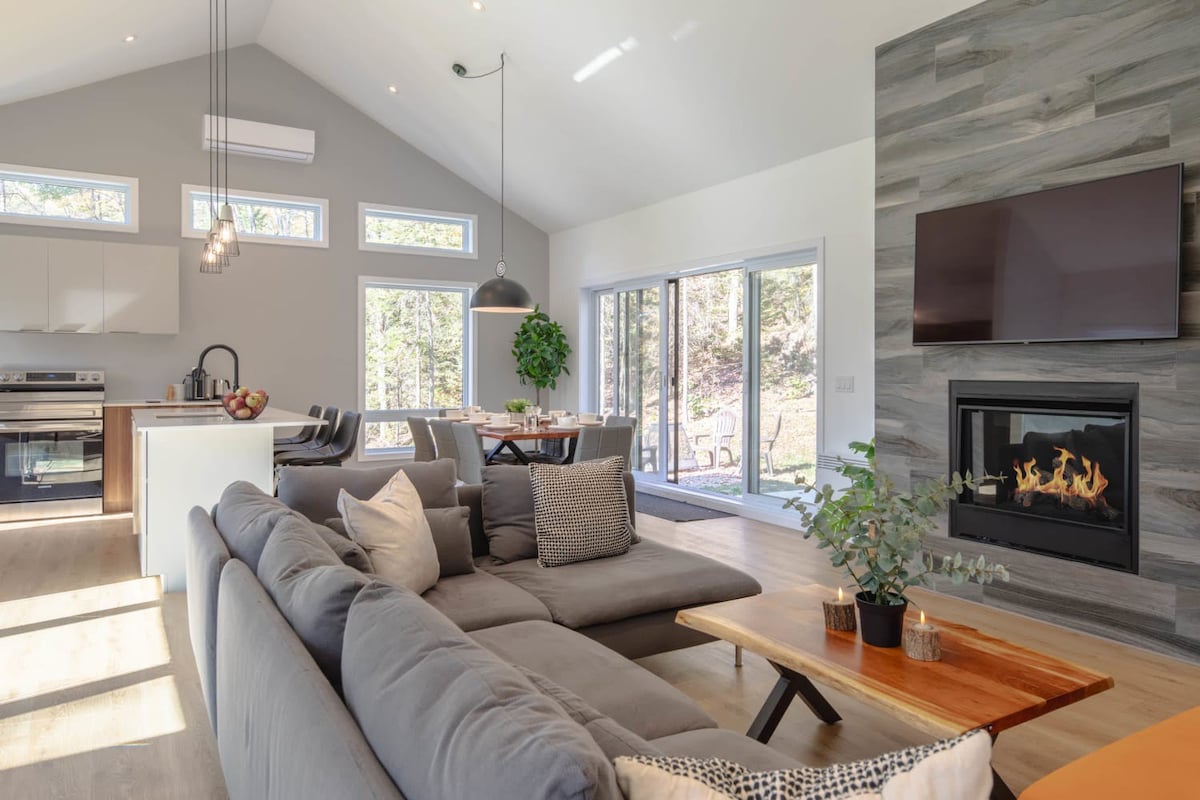 Chalet Grand Pin (Babyfoot, Spa et Escapade) — Brownsburg-Chatham, Québec — vacation rental