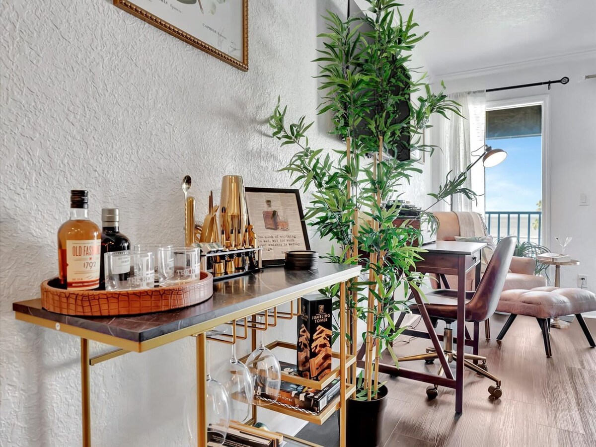 Waterfront Balcony Suite, Heated Pool & Bar/Grill 2