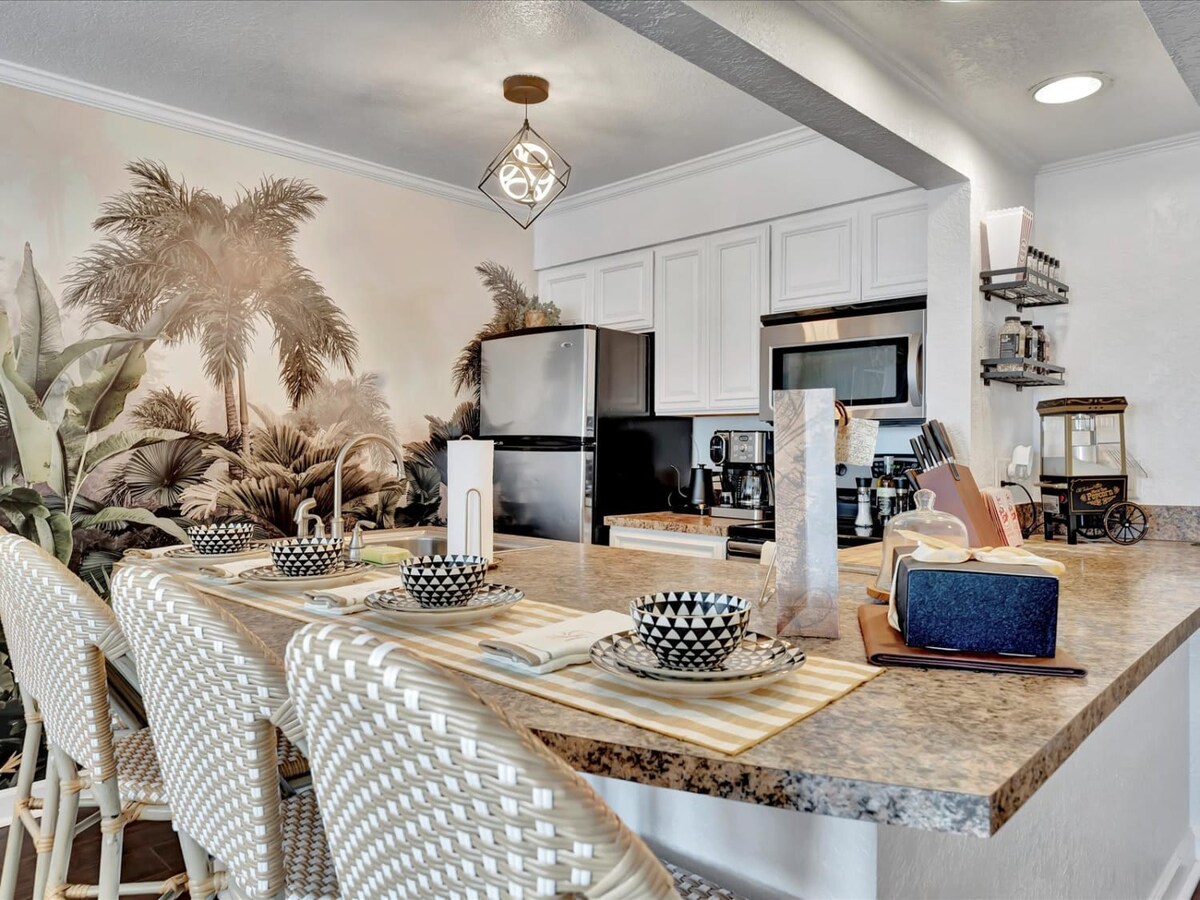 Waterfront Balcony Suite, Heated Pool & Bar/Grill 4