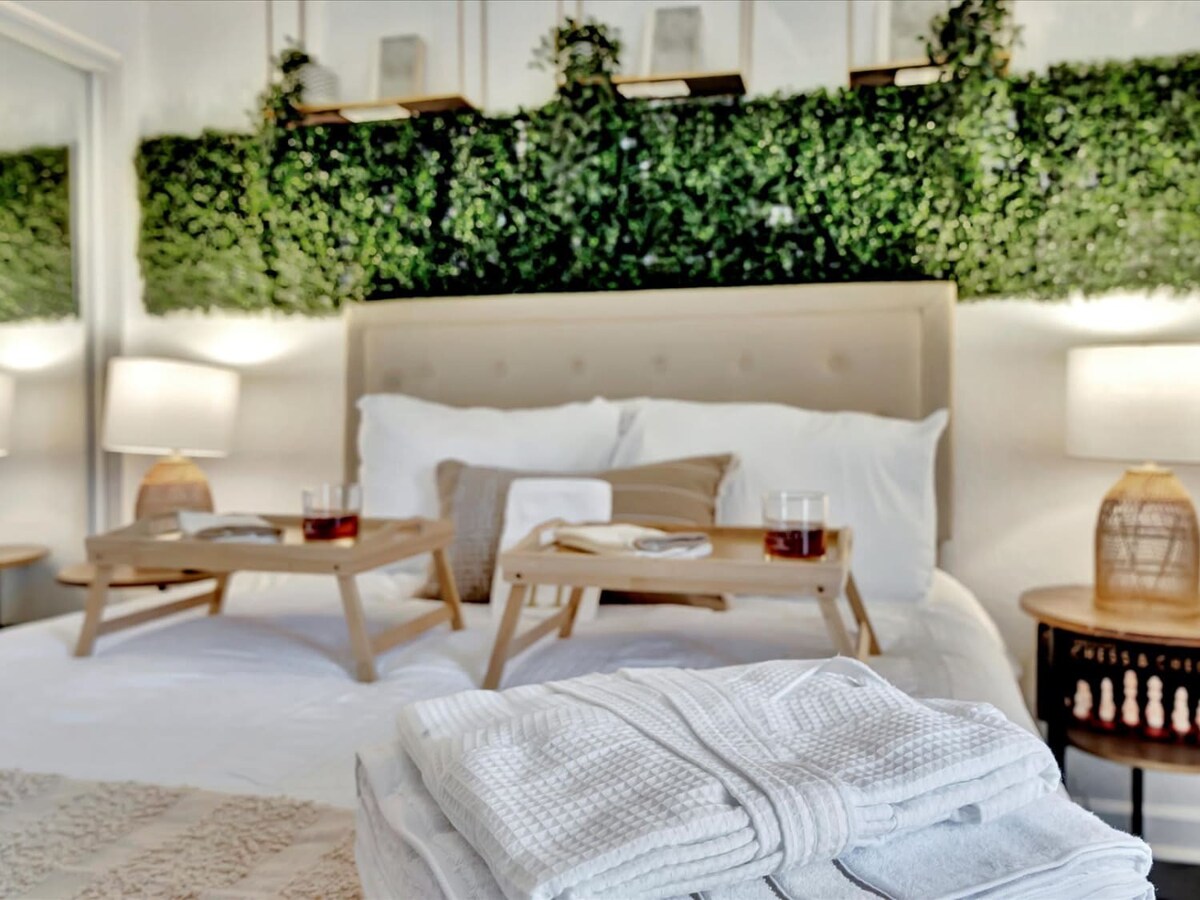 Waterfront Balcony Suite, Heated Pool & Bar/Grill