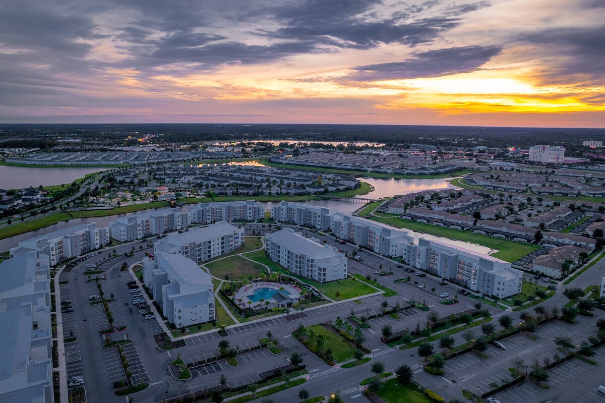 3BR Condo w/ Free Waterpark – 12 Mins to Disney