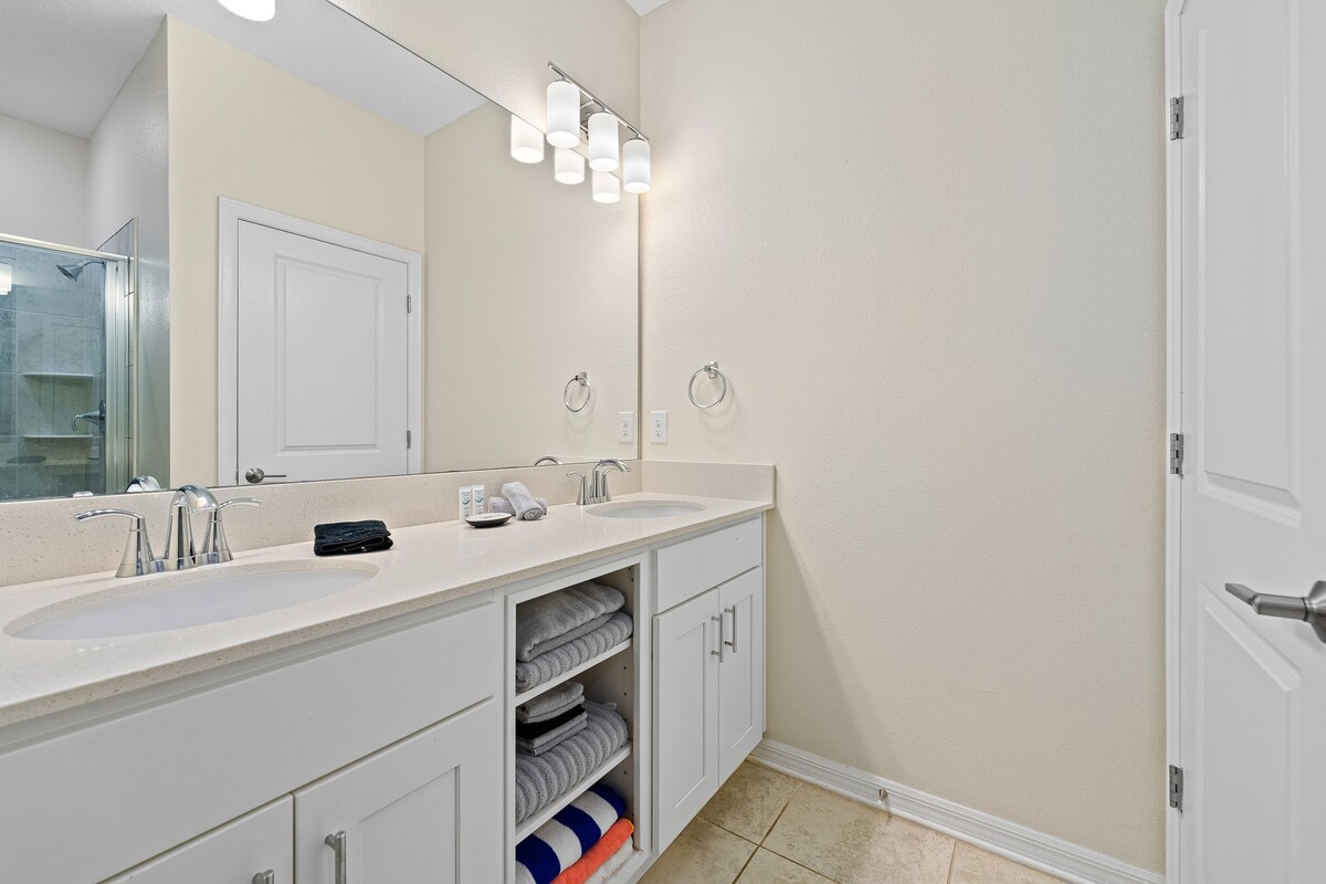 3BR Condo w/ Free Waterpark – 12 Mins to Disney