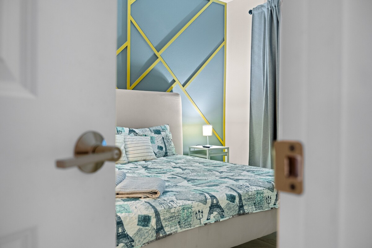 3BR Condo w/ Free Waterpark – 12 Mins to Disney