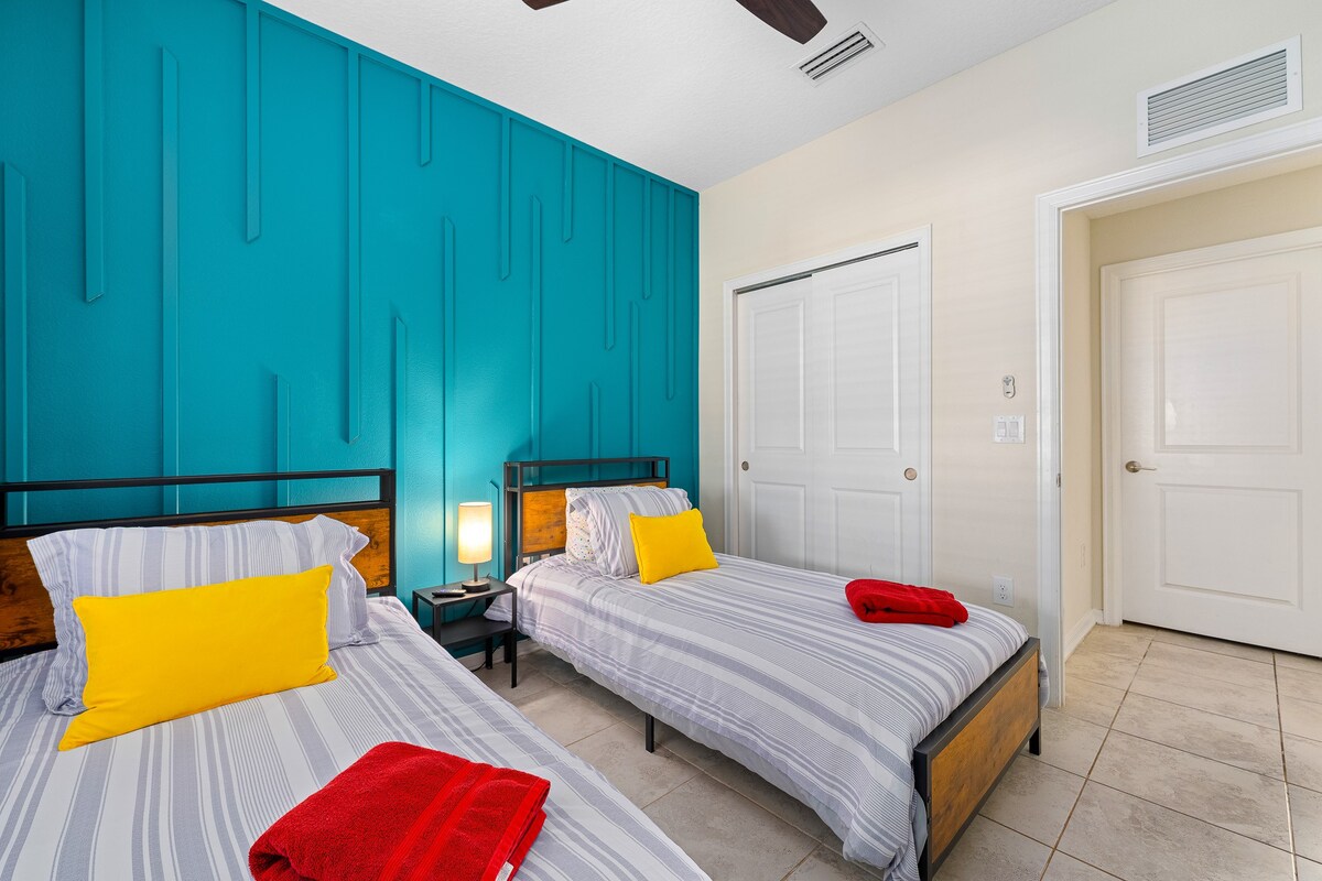3BR Condo w/ Free Waterpark – 12 Mins to Disney