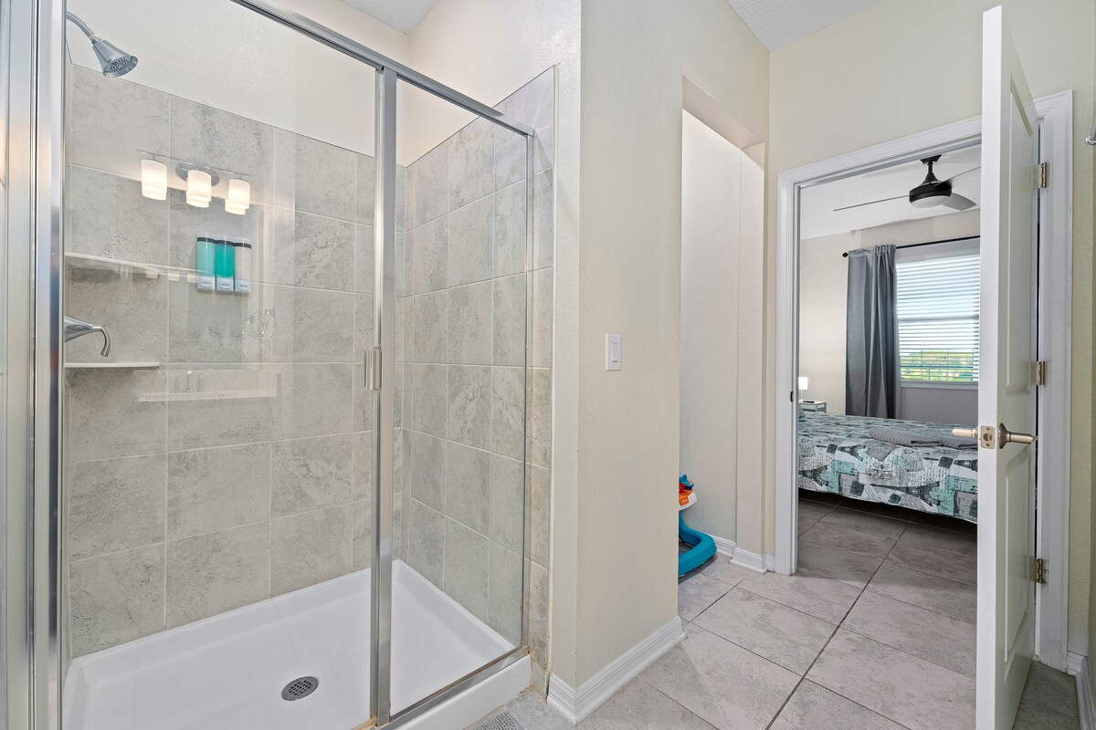 3BR Condo w/ Free Waterpark – 12 Mins to Disney