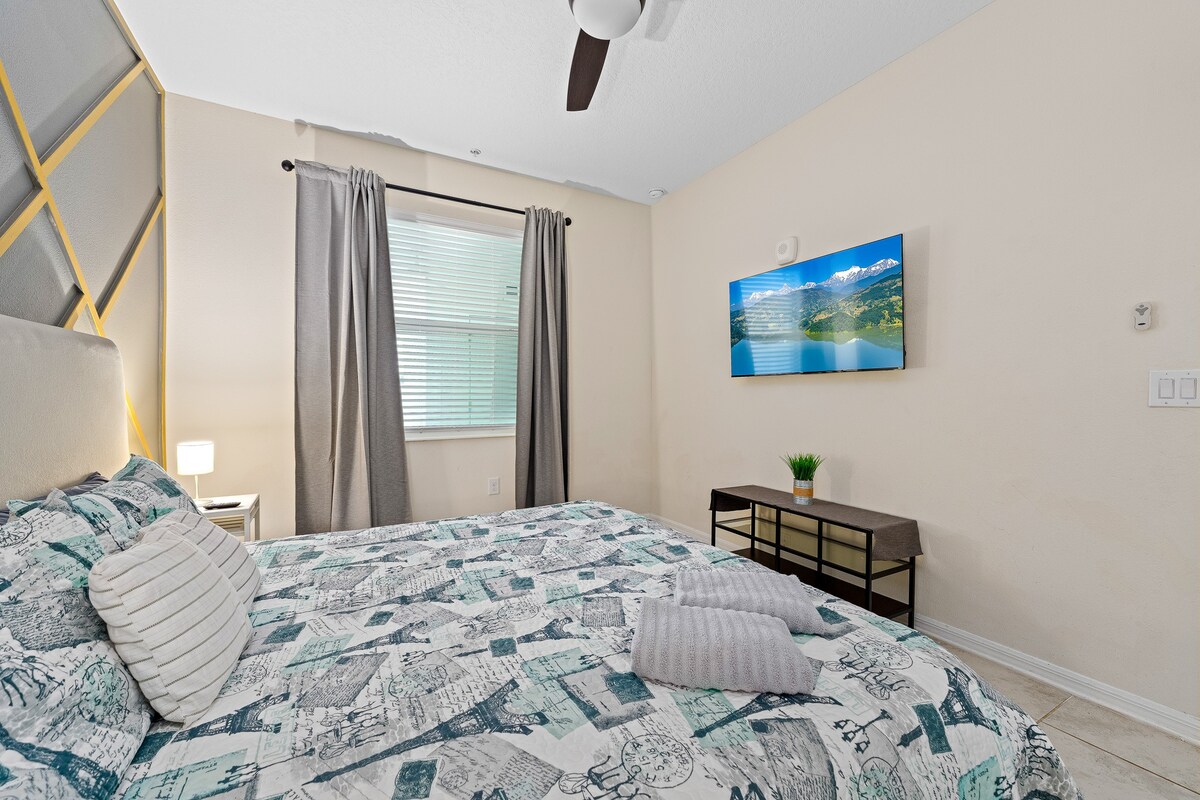 3BR Condo w/ Free Waterpark – 12 Mins to Disney