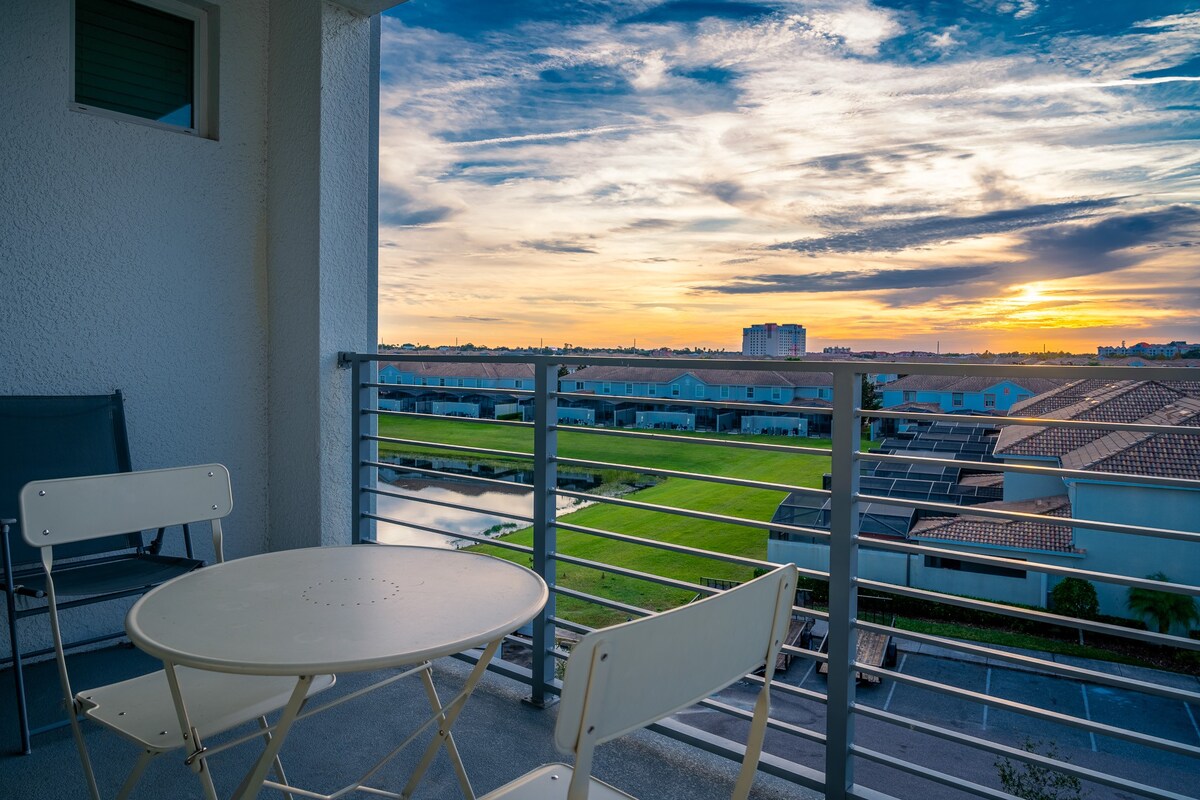 3BR Condo w/ Free Waterpark – 12 Mins to Disney