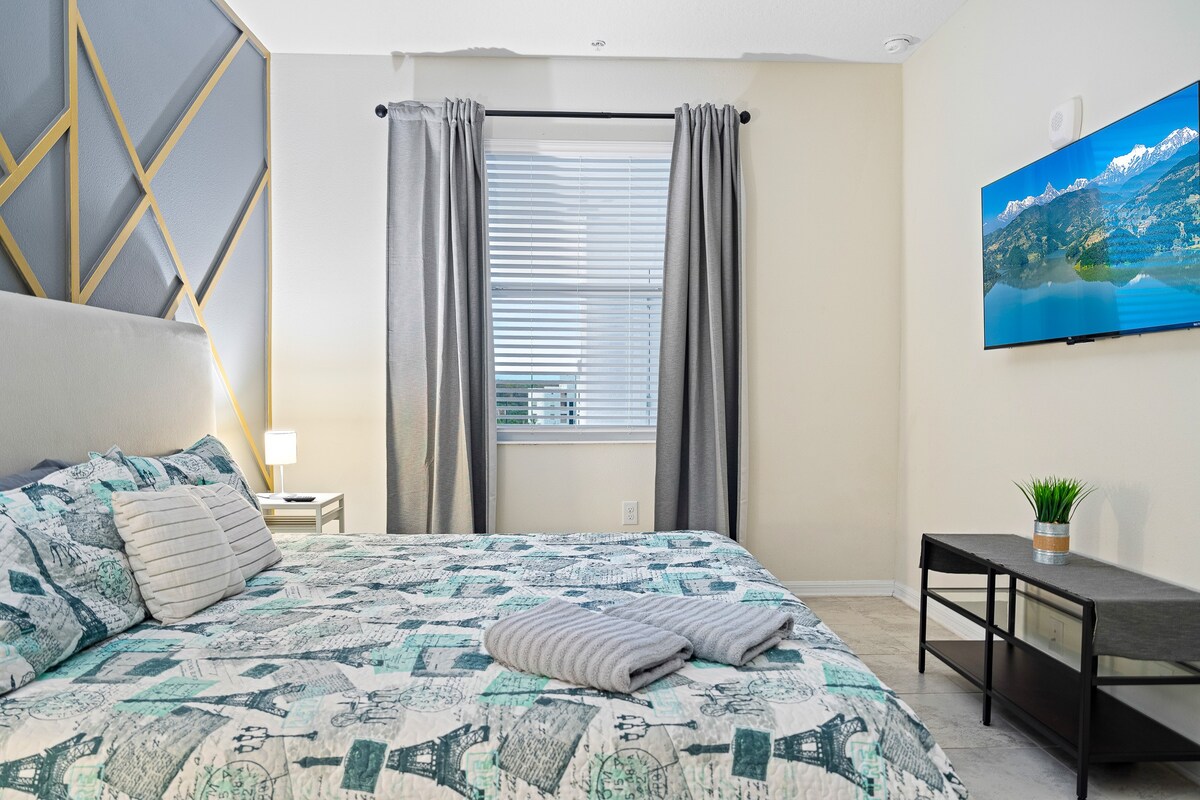 3BR Condo w/ Free Waterpark – 12 Mins to Disney