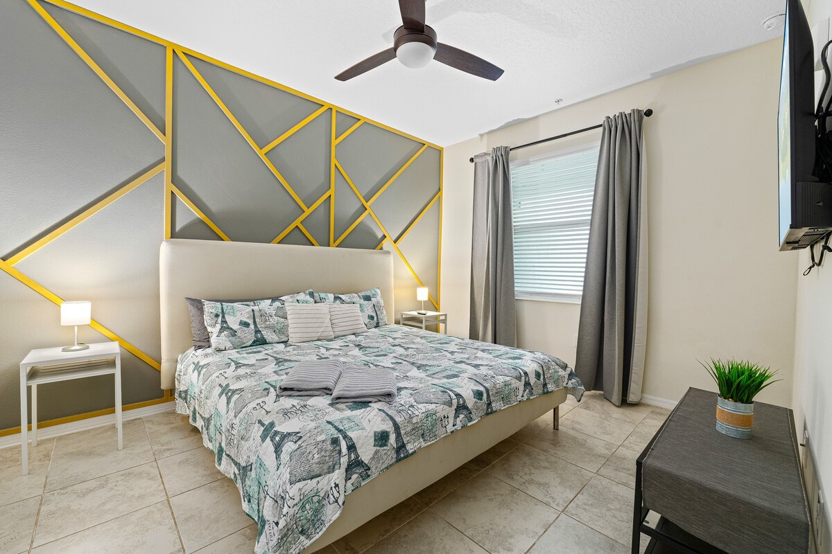 3BR Condo w/ Free Waterpark – 12 Mins to Disney