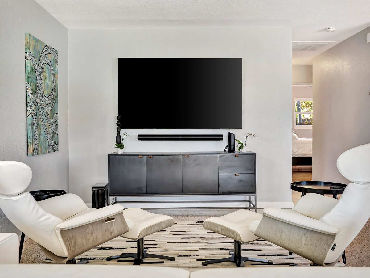 Heated Pool | Park your boat, free kayaks & bikes! 5